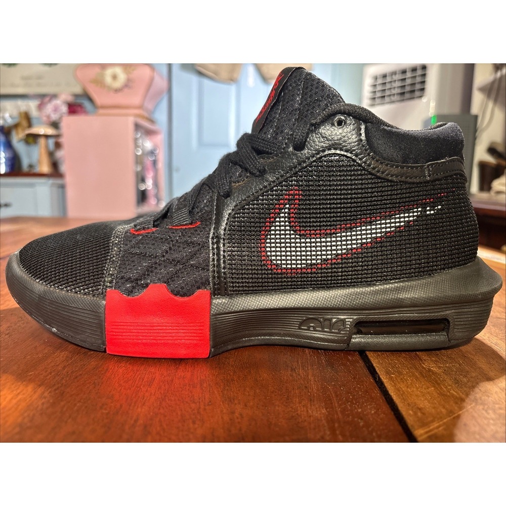 Men's Nike Lebron Witness 8 VIII Black/SZ 8 University Red.